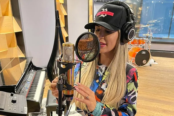 Deolane Bezerra em estúdio