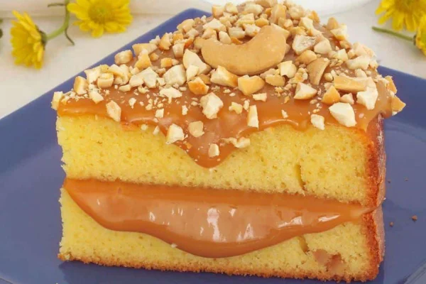 Com recheio, cobertura e xerém para finalizar, esse bolo é perfeito para quem quer inovar em festas de aniversário