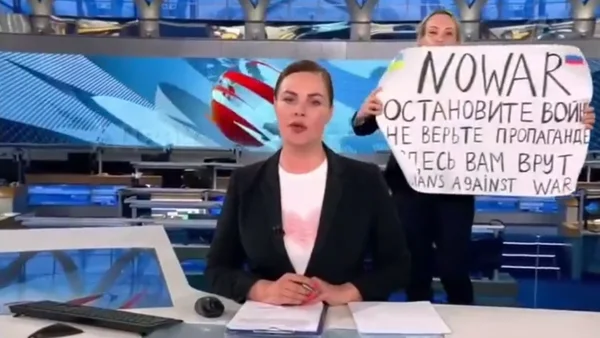 Mulher invade estúdio em protesto contra a guerra