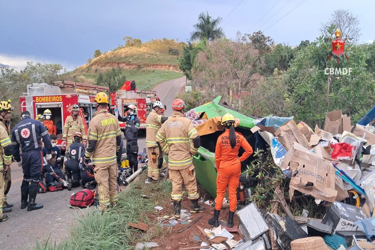 O veículo transportava móveis residenciais quando perdeu o controle e tombou próximo ao Condomínio Vila Village III O veículo transportava móveis residenciais quando perdeu o controle e tombou próximo ao Condomínio Vila Village III