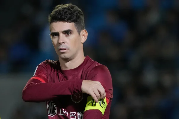 Foto colorida do meia Oscar, durante jogo do Shangai Port - Metrópoles