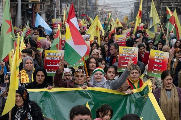 Imagem colorida mostra protestos em Rojava, na Síria - Metrópoles