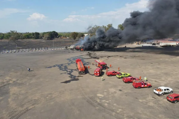 Imagem colorida, carretas destruídas em posto de combustível- Metrópoles