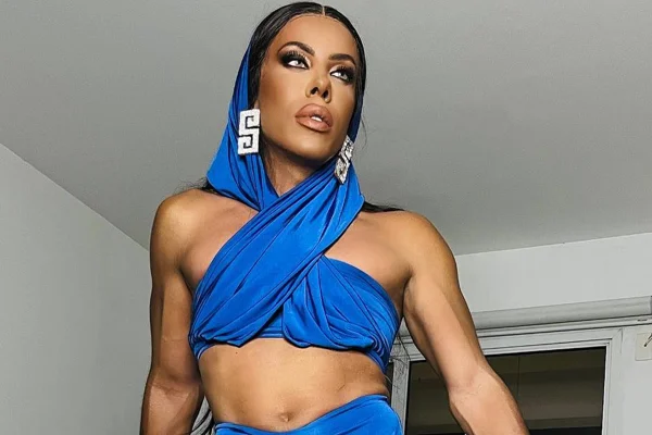 Bianca DellaFancy posa de look todo azul para as redes sociais antes de evento - Metrópoles