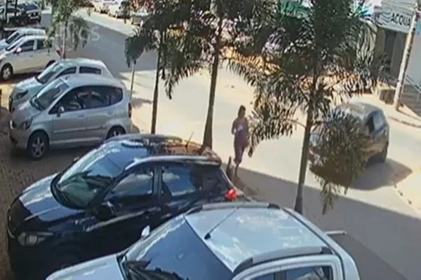Vídeo: mulher cai em bueiro no DF e fratura a perna em três pontos
