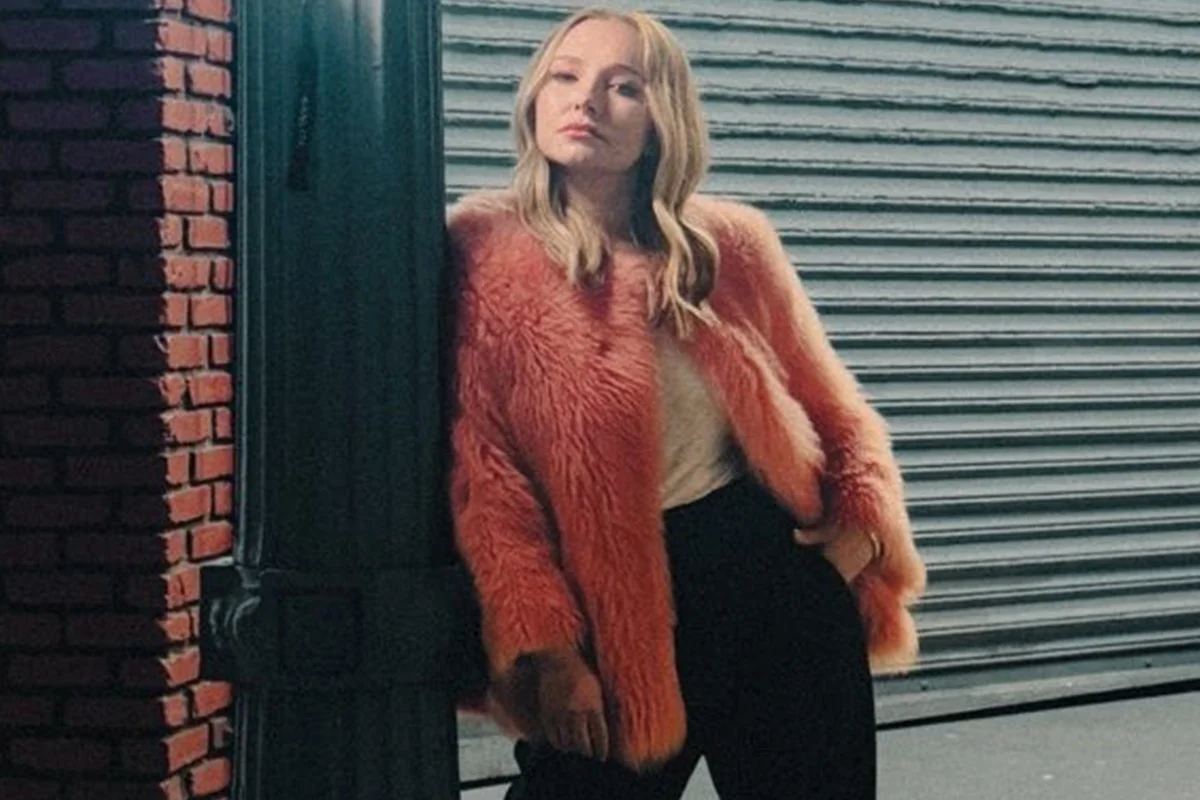 Hayden Panettiere faz pose na rua Hayden Panettiere faz pose na rua