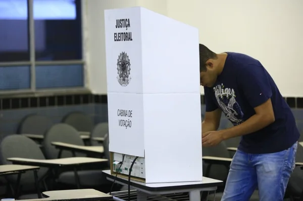 TSE: 310 urnas substituídas e 3 presos na manhã do domingo de eleições