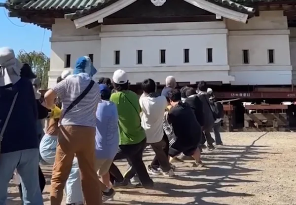 Japão recruta 1.800 pessoas para arrastar torre de castelo com cordas