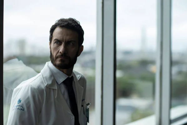 Imagem colorida de Gabriel Braga Nunes em Sutura, série da Amazon Prime Video - Metrópoles