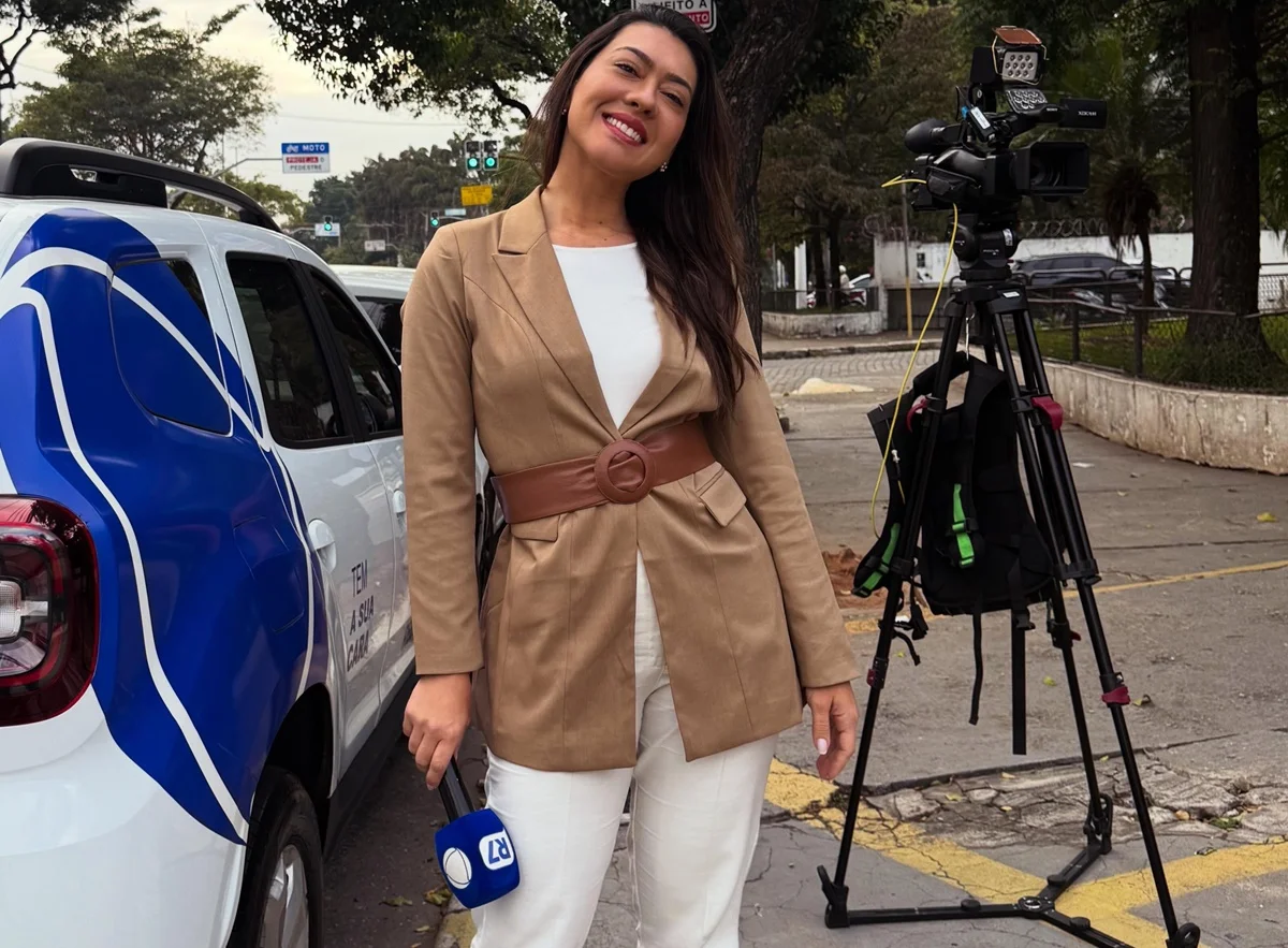 Repórter da Record, Paola Vianna posa durante o trabalho Repórter da Record, Paola Vianna posa durante o trabalho