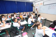 Alunos observam professora em escola municipal 