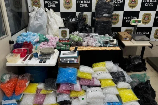 Imagem colorida mostra drogas apreendidas pela Polícia Civil de São Paulo - Metrópoles