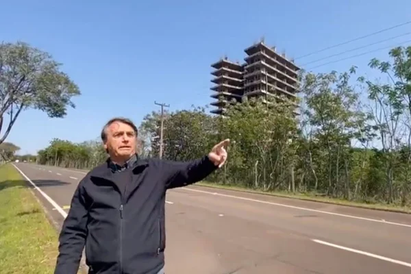 Bolsonaro mostra obra inacabada do PT no PR: “Não é exceção. É regra”