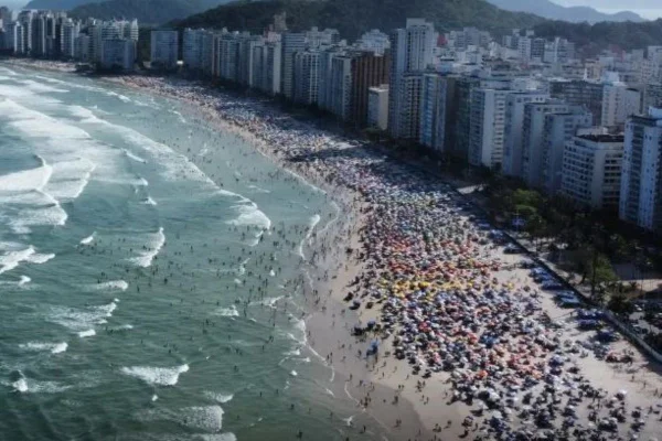 Movimento em praia do Guarujá, no litoral paulista - Metrópoles