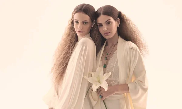 Camila Queiroz e Laura Neiva contam detalhes sobre os casamentos