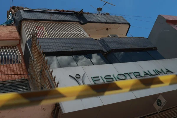 “Chão tremeu”, conta moradora de prédio interditado após desabamento