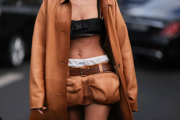 Na imagem com cor, uma mulher branca usando roupas da Miu Miu - Metrópoles