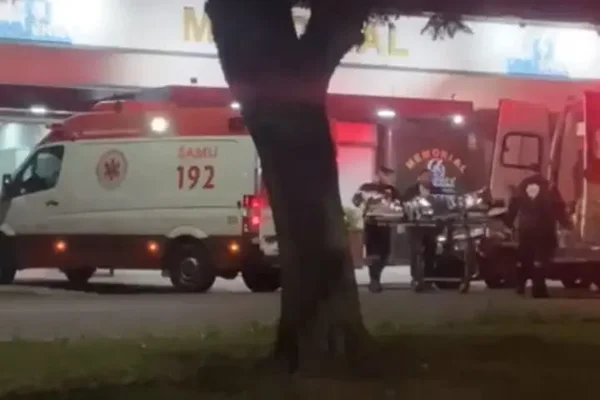 Imagem colorida de uma ambulância - Metrópoles