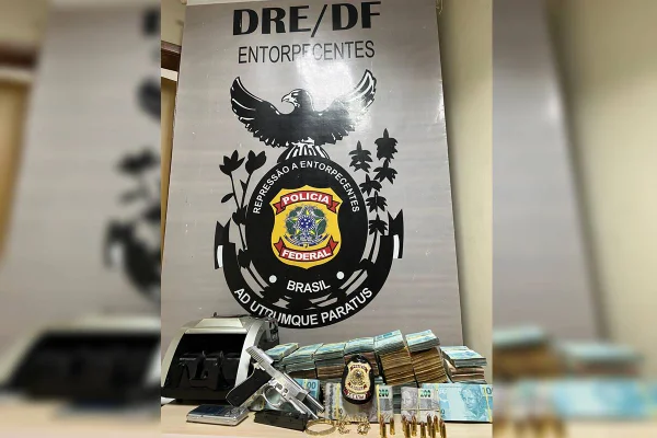 Foragida por tráfico transnacional é presa com R$ 575 mil e arma no DF