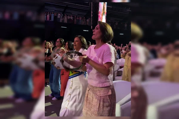 Michelle Bolsonaro participa de evento religioso no DF e toca pandeiro