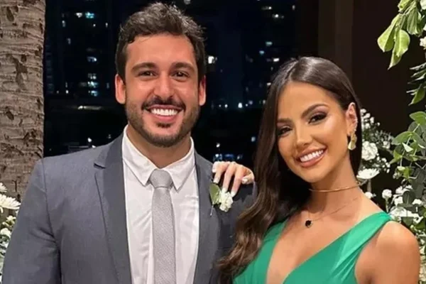 João Hadad e Luana Andrade posam, sorridentes, com roupas de gala - Metrópoles