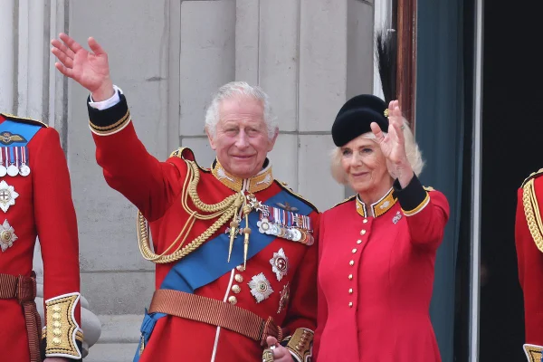 Rei Charles passa perrengue e precisa de ajuda no Trooping the Colour