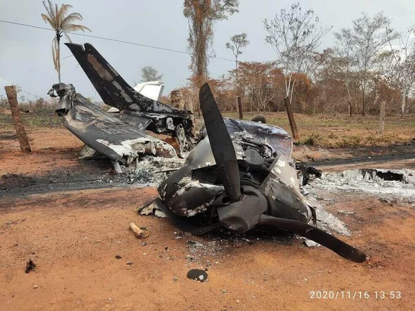 Avião boliviano bate em poste, explode e piloto morre perto de fronteira