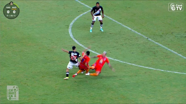 Cenas fortes: jogador do Audax fratura a perna em jogo contra o Vasco