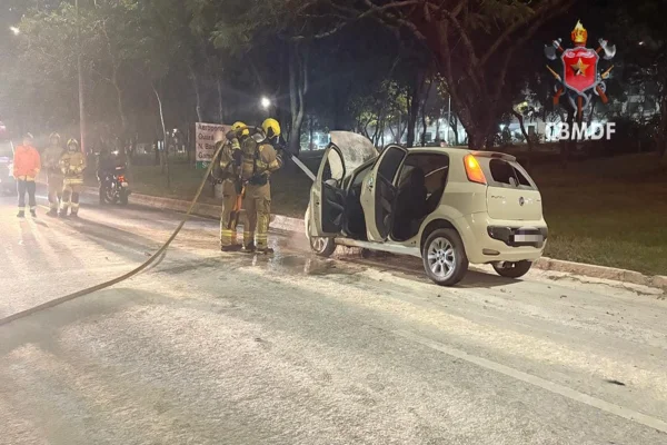 Carro pega fogo durante a noite no Eixão Sul