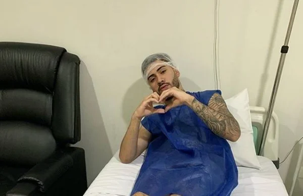 Kevinho posta foto de curativo após cirurgia de emergência