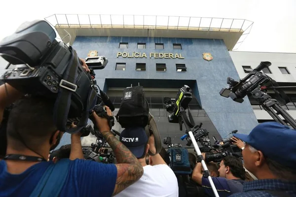 Com medo de agressões, jornalistas trabalham sem crachás em sindicato
