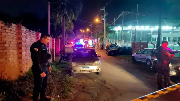 Imagem colorida de viatura em frente a quadra de esporte após tiroteio - Metrópoles
