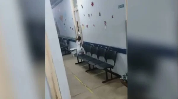 Vídeo: médica recusa receber mãe com duas crianças em consultório
