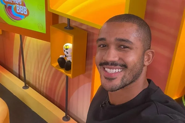Após BBB26, Matheus vai à Sapucaí e desabafa: “Sendo abraçado”
