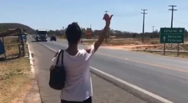 Ônibus quebra e Paula Fernandes “pede carona” em BR do Piauí