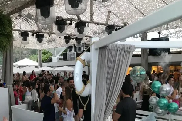 Beach Club em Jurerê faz balada no pior momento da pandemia em SC