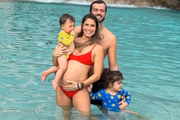 Branca Feres, o marido e as duas filhas, Nicole e Manu