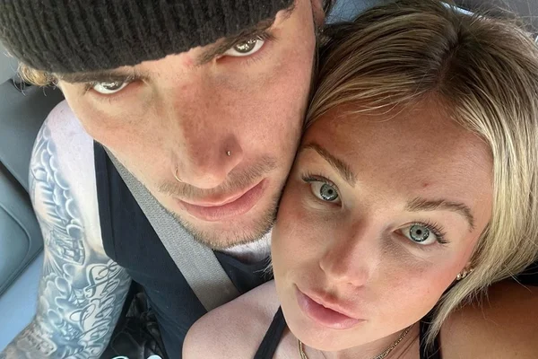 Foto colorida de Kelly Kay e Spencer Webb