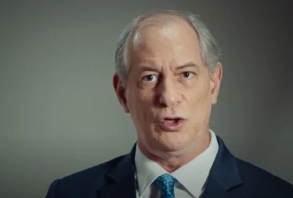 Ciro Gomes, político que disputará a Presidência da República. Ele tem pele clara, tem cabelos brancos e olhos escuros - Metrópoles