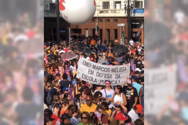 foto colorida de manifestação de funcionários públicos municipais em frente à Prefeitura de SP em protesto contra reajuste de 2,16% - Metrópoles