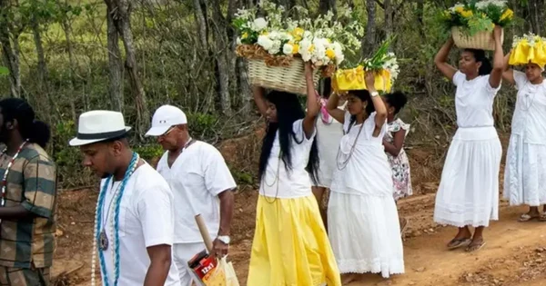 Imagem colorida de integrantes de terreiro de candomblé da Bahia - Metrópoles