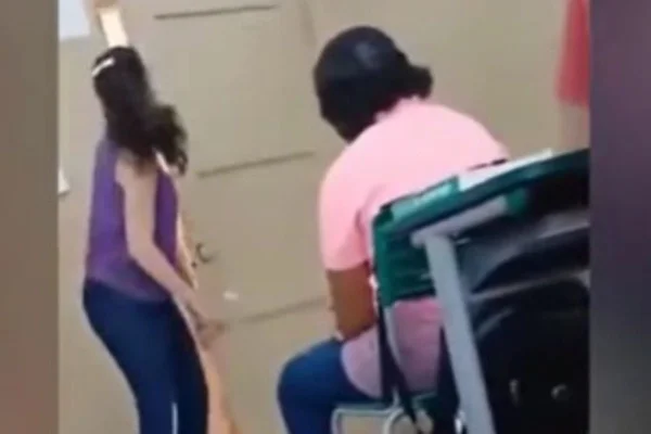 Imagem colorida de mulher abrindo uma porta e uma criança sentada. Metrópoles