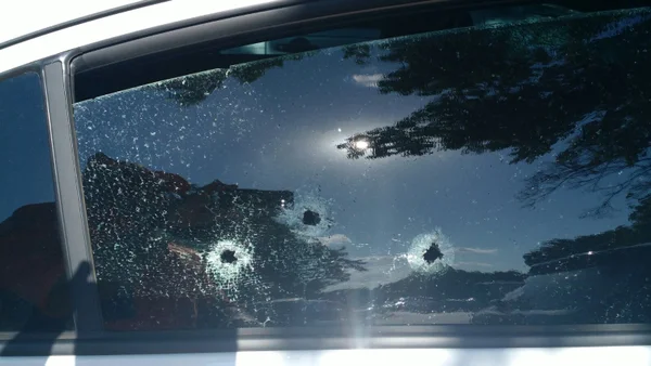 Adolescente invade carro de bombeiro durante perseguição