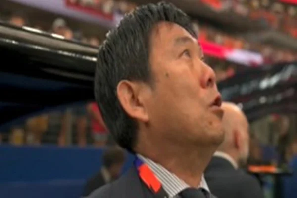 Holanda x Japão: técnico da seleção japonesa se emociona durante hino