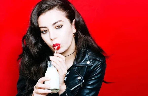 Com “Number 1 Angel”, Charli XCX continua a experimentar