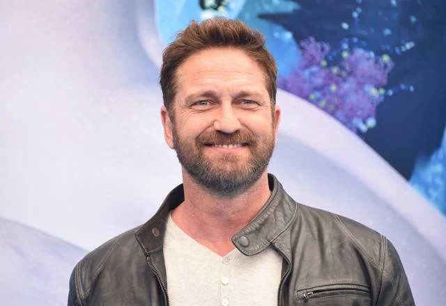 O ator Gerard Butler deixou os nojinhos de lado e foi visto entrando acompanhado de uma “morena misteriosa” em um banheiro químico durante o festival Coachella de 2012 O ator Gerard Butler deixou os nojinhos de lado e foi visto entrando acompanhado de uma “morena misteriosa” em um banheiro químico durante o festival Coachella de 2012