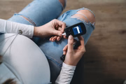 A diabetes está relacionada, principalmente, aos hábitos alimentares do indivíduo e, por isso, é necessário manter uma dieta equilibrada, praticar exercícios físicos e abandonar vícios prejudiciais 