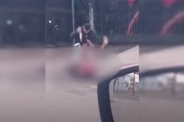 Imagem colorida de homem com faca na mão