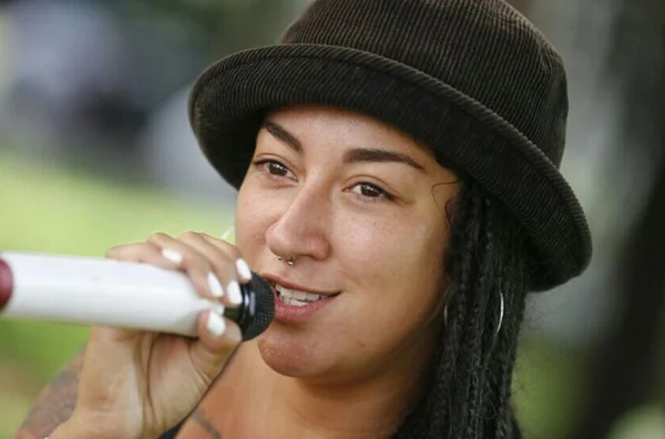 Chilena detida após cantar no Metrô-DF dá sua versão para o episódio