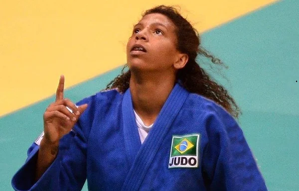 “É um preto que está dando alegria agora”, afirma Rafaela Silva